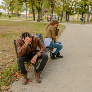 زن و مردی روی نیمکت نشسته و در حال جدایی هستند